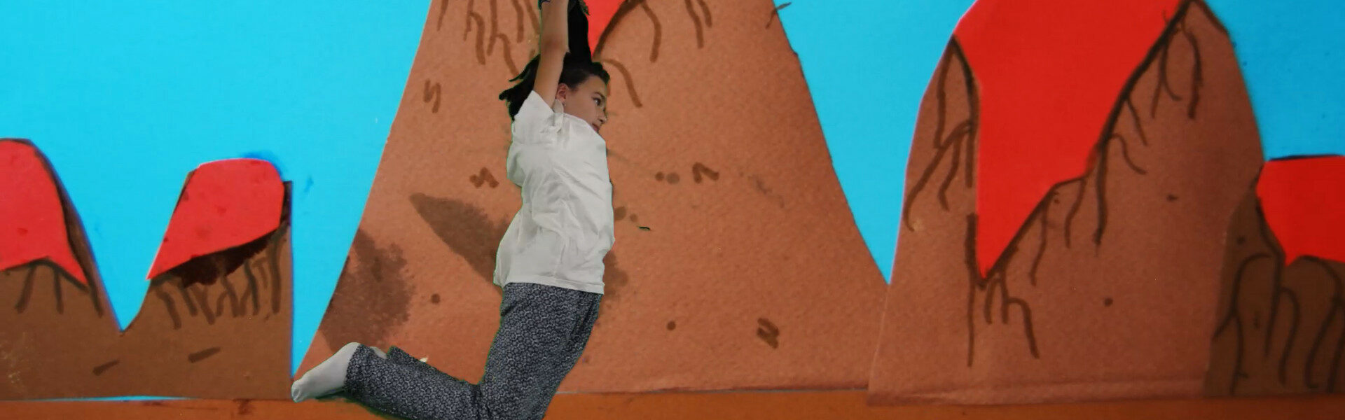 Un personnage se balance de liane en liane